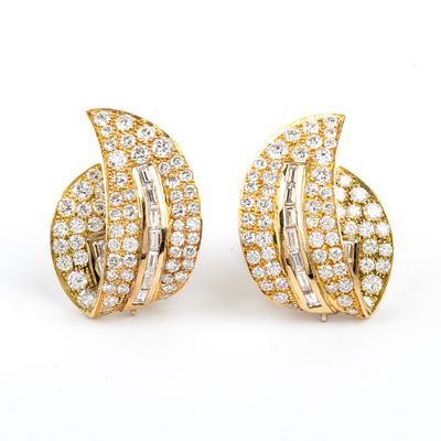FILIPPO MORONI - 18k yellow gold mount and white gold clip, they feature a curved, enveloping 