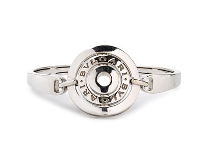 BULGARI - rigid oop bracelet with a movable central decoration, 18k white gold. Signed BULGARI. 