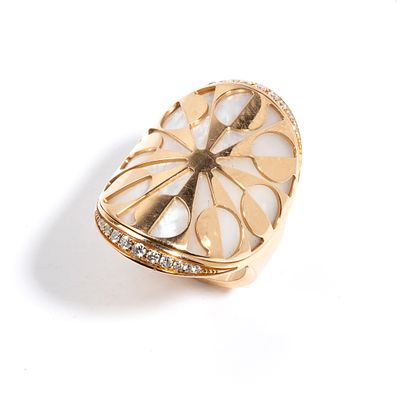 BULGARI - 18k yellow gold, featuring an openwork oval design set with diamonds and containing a 