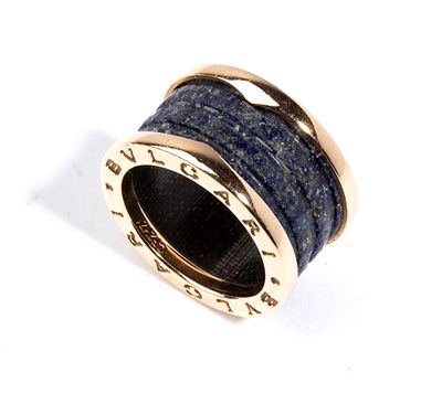 BULGARI - In 18k yellow gold, featuring a central lapis lazuli inlay. Signed BULGARI. 
Hallmarked 