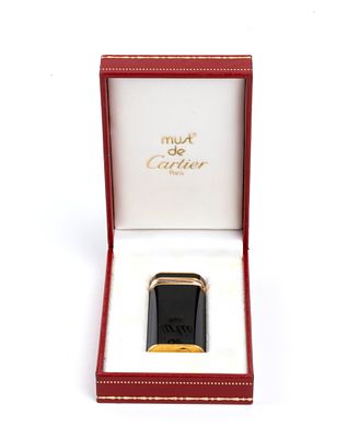 CARTIER - Black enamel body with rounded edges. Serial number 63591. Signed MUST DE CARTIER. 