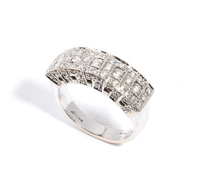 SALVINI - In 18k white gold, featuring geometric motifs set with round brilliant-cut diamonds 