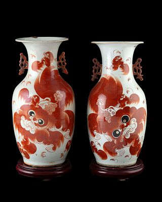 Coppia di vasi in porcellana dipinta a smalti , Cina, dinastia Qing (1644-1912), XIX secolo. Each 
