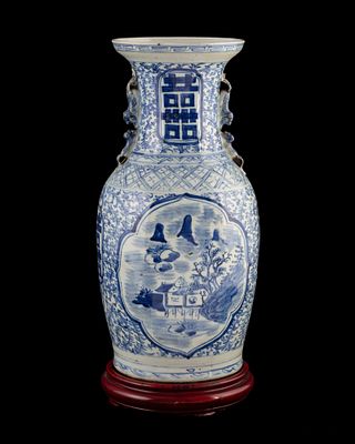 Vaso in porcellana bianca e blu decorato con ideogrammi della doppia felicit&agrave;, Cina 
