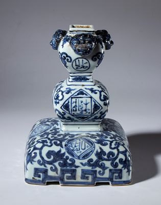 Candeliere in porcellana bianca e blu con decori schematizzati e medaglioni con iscrizioni in 