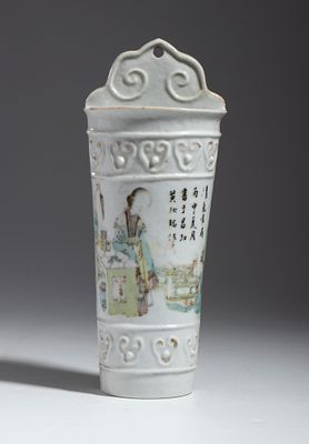 Porta baguette in porcelana con figura. Cina, Fine dinastia Qing (1644-1911). Altezza cm 23 