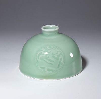 Piccolo "water pot" in porcellana a smalto celadon. Cina, periodo Repubblica (1912-1949). 