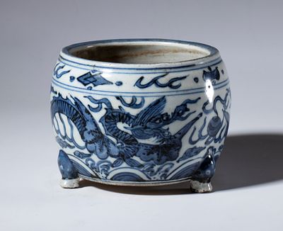 Vaso tripode in porcellana bianca e blu decorato con figure di draghi. Cina, XX secolo. Altezza 