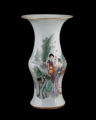 Vaso a balaustro in porcellana dipinta raffigurante figure femminile in paesaggio 