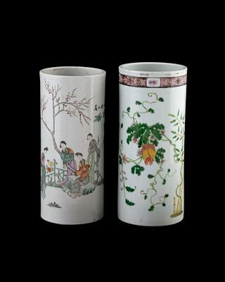Due vasi cilindrici in porcellana dipinta. Cina, XX secolo. cm 29 x 12 - 29 x 12.5 Il lotto si 