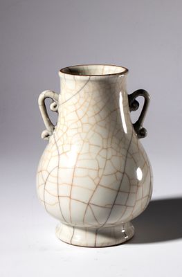 Piccolo vaso a smalto Ge con doppi manici. Cina, XX secolo. Altezza mm 130 Con marchio a sei 