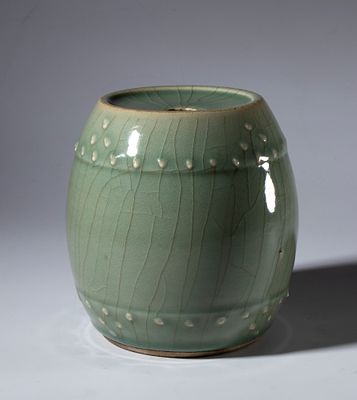 Vaso in ceramica a smalto celadon a forma di tamburo. Cina, XX secolo. Altezza mm 135