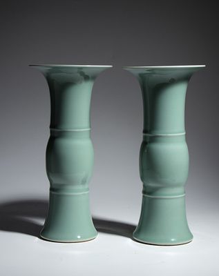 Coppia di vasi in porcellana a smalto celadon. Cina, XX secolo. Altezza cm 30 Coppia di vasi in 