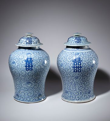 Coppia di grande potiche con coperchio dipinti in blu. Cina, periodo Repubblica (1912-1949). Entr 