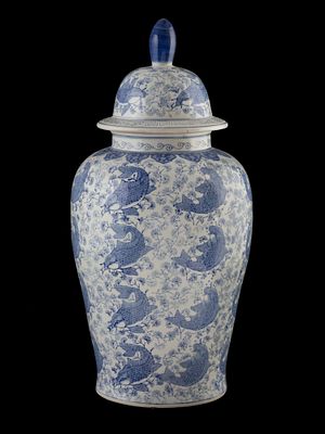 Grande vaso in porcellana con coperchio decorato a stampo con motivo di carpe su fondo 