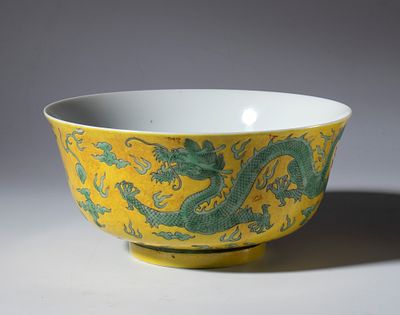 Ciotola in porcellana dipinta a smalti giallo e verdi con figure di draghi. Cina, XX secolo. Diam 
