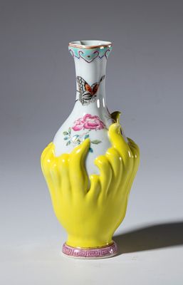 Vasetto in porcellana dipinto con fiori e farfalle. Il corpo del vaso ricorda il frutto 