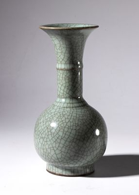 Vaso a smalto celadon craquel&eacute;. Cina, XX secolo. Il vaso presenta una particolare 