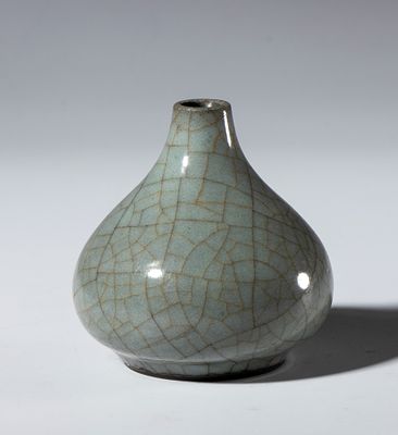 Piccolo vaso in ceramica a smalto celadon craquel&eacute;. Cina, XX secolo. mm 66.5 x 65.5