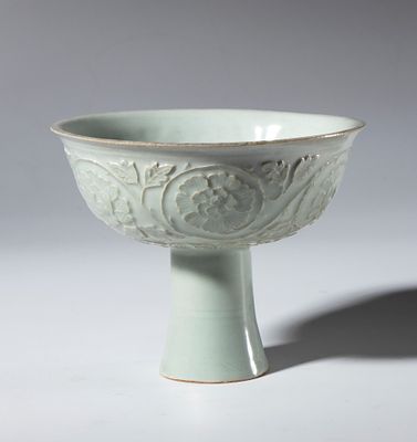 Coppa a stelo in ceramica Qingbai decorata a stampo con motivi floreali e smalto celadon. Cina 