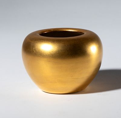 Piccolo vaso basso a smalto oro. Cina, XX secolo. Diametro mm 65.7 x 47