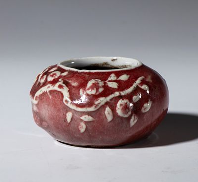 Piccolo vaso basso con decoro vegetale e smalto sangue di bue. Cina, XX secolo. Diametro mm 67 x 35.8
