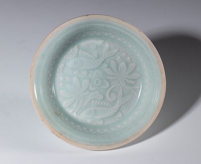 Piccola ciotola in porcellana a smalto celadon. Sul fondo coppia di pesciolini e foglie. Cina 