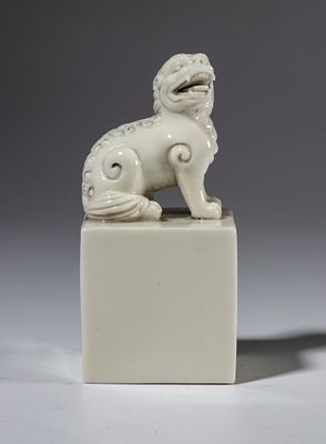 Timbro in porcellana con impugnatura a forma di leone. Cina, inizio del XX secolo. mm 92.6 x 
