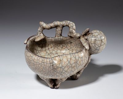 Ciotola in ceramica a smalto craquel&eacute; a forma di frutto. Cina, XX secolo. mm 85 x 125 x 100