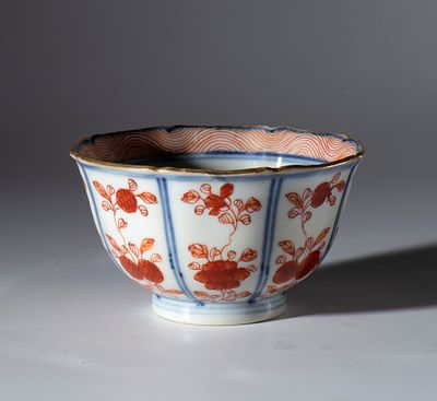 Ciotola in porcellana dipinta per l'esportazione con decori floreali in stile Imari Cina, inizio XX