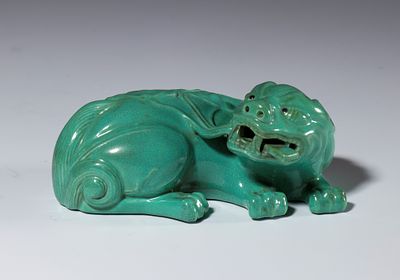 Figura in porcellana a smalto verde giada raffigurante un animale mitico. Cina, XX secolo. mm 77 