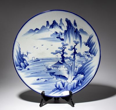 Grande piatto in porcellana bianca e blu in stile Imari raffigurante un paesaggio 
