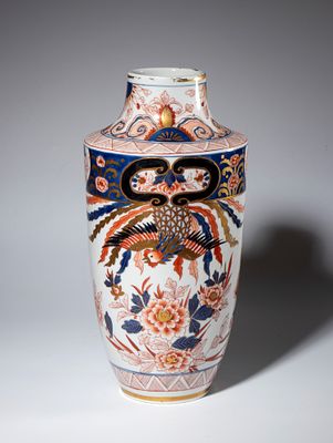Vaso in porcellana dipinta a smalti rosso, blu ed oro con decori in stile Kutani. Europa, XX secolo
