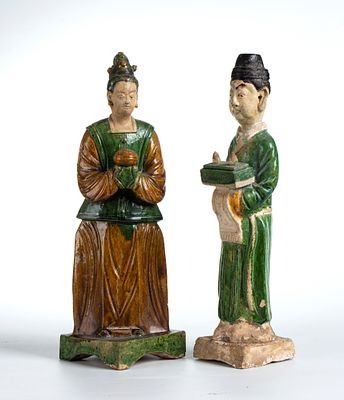 Gruppo di due figure in ceramica smaltata. Cina, dinastia Ming (1368-1644). Alt. 28 cm Gruppo di 