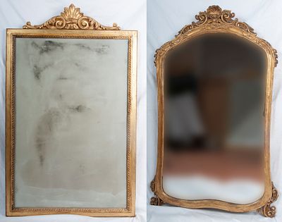 Lotto di due specchiere da parete in legno dorato, fine XIX inizi XX secolo. di forma 