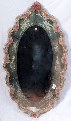 Specchiera di Murano da parete di forma ovale, prima met&agrave; XX secolo. 96 x 55 cm con 