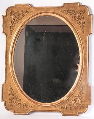 Specchiera in legno dorata ad assetto ovale, prima met&agrave; XX secolo. 65 x 52,5 cm entro 