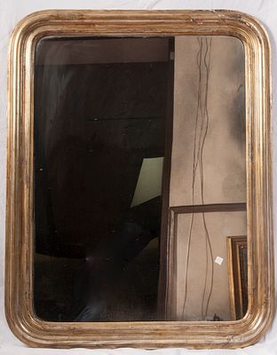 Specchiera in legno dorato, met&agrave; XX secolo. 107 x 83,5 cm totali ad assetto rettangolare 