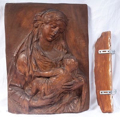 Madonna col Bambino, Roma 1905. 59 x 45 x 14 cm con basamento da muro, scultura a rilievo in 