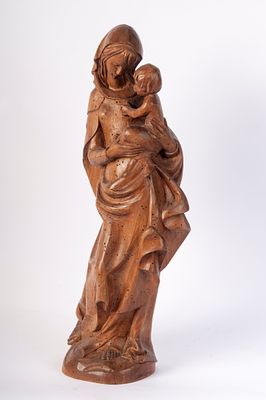 Madonna con Bambino, scultura in legno, prima met&agrave; XX secolo. 55,5 x 14 x 13 cm 
Stato di 