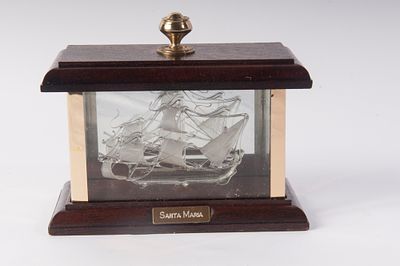 Santa Maria , modello di imbarcazione. 12 x 17,5 x 8,5 cm 
in vetro entro bacheca.
Stato di 