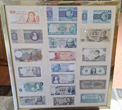 Lotto di venti banconote in cornice., XX secolo. Stato di conservazione: banconote circolate.