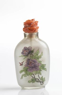 A painted glass snuff bottle with with Momo or Cerasuolo coral (Corallium Elatius) stopper. 