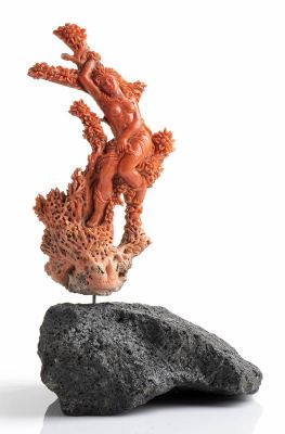 A Momo or Cerasuolo coral (Corallium Elatius) sculpture depicting 2 winged putti, silver gilt 