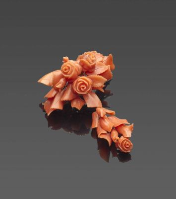 Flowers and leaves ancient Sciacca coral (Corallium Rubrum) brooch, mounting in yellow low 