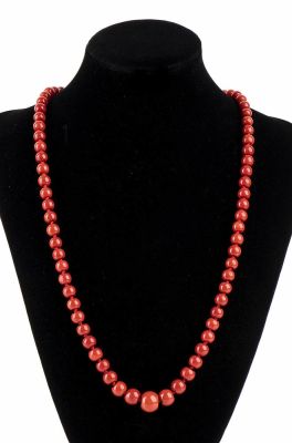 Mediterranean coral (Corallium Rubrum) graduated beads necklace. 18k yellow gold clap. Length 