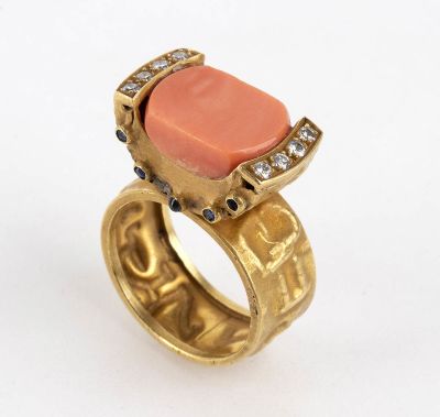 18k yellow gold ring with Mediterranean coral (Corallium Rubrum), sapphires and round huit-huit 