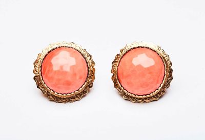 14k yellow gold earrings, set with faceted Cerasuolo coral (Corallium Elatius). Diameter 27.1 