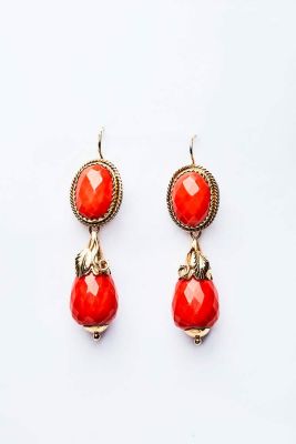 9k yellow gold detachable drop earrings, with faceted Cerasuolo coral (Corallium Elatius). 