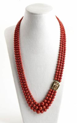 Mediterranean coral (Corallium Rubrum) beads necklace; White gold and diamonds 0.04 ct G-VS 
